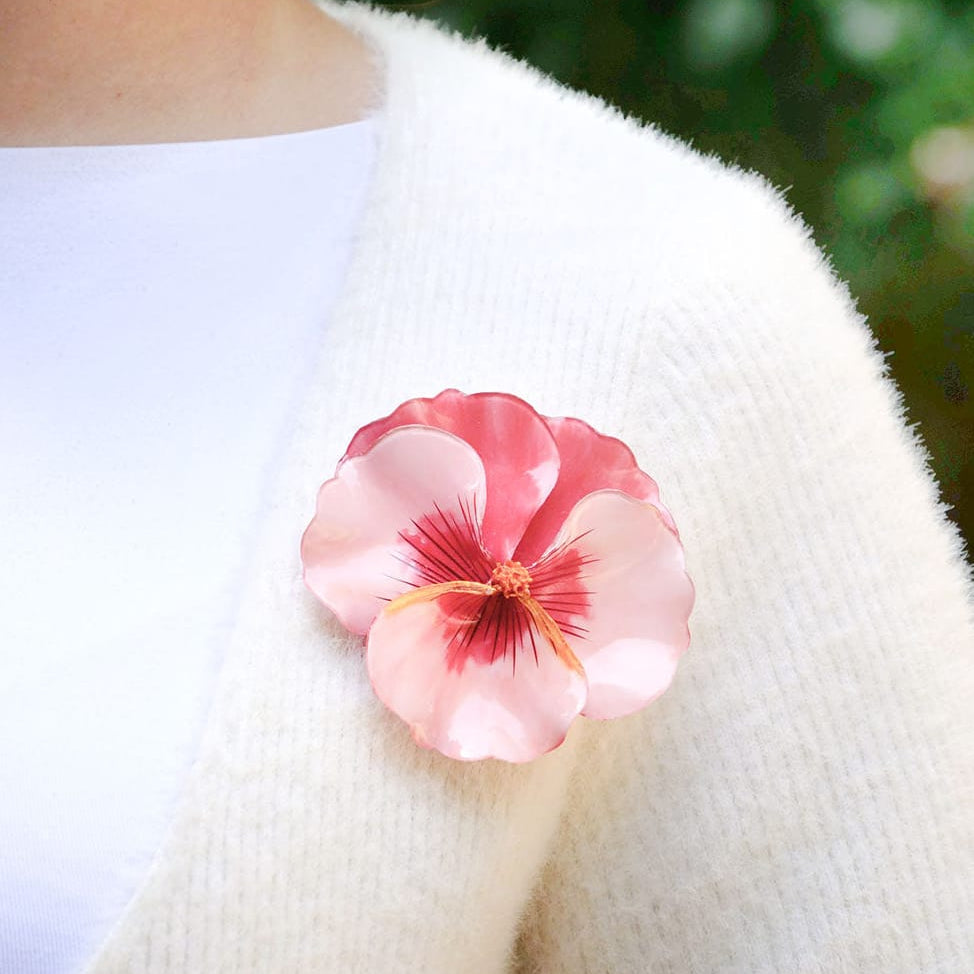 Comment porter une broche ? 6 idées pour relever vos tenues !