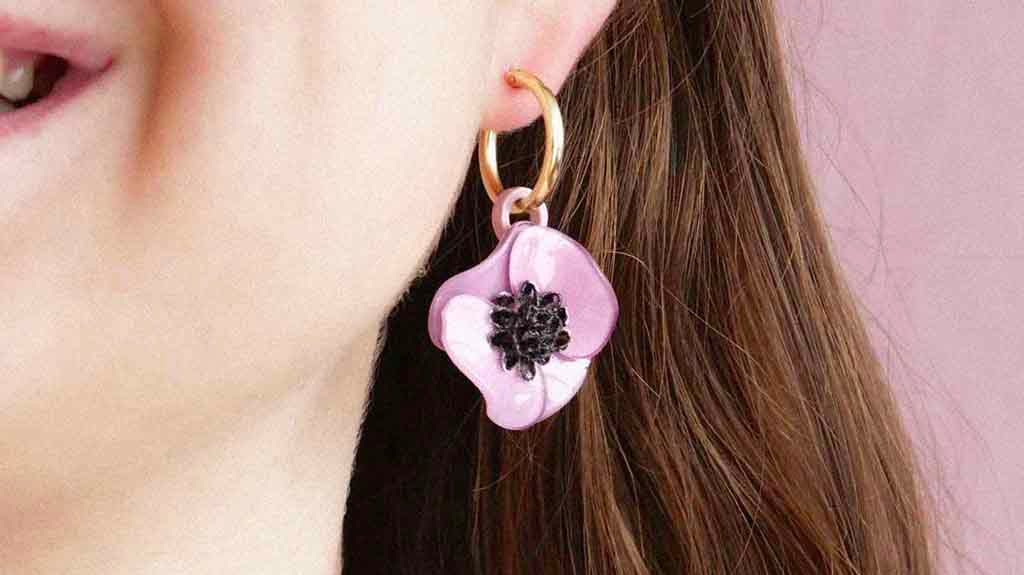 Comment porter des boucles d'oreilles fantaisies originales fleuries au quotidien ?