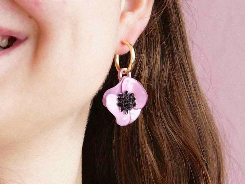 Comment porter des boucles d'oreilles fantaisies originales fleuries au quotidien ?