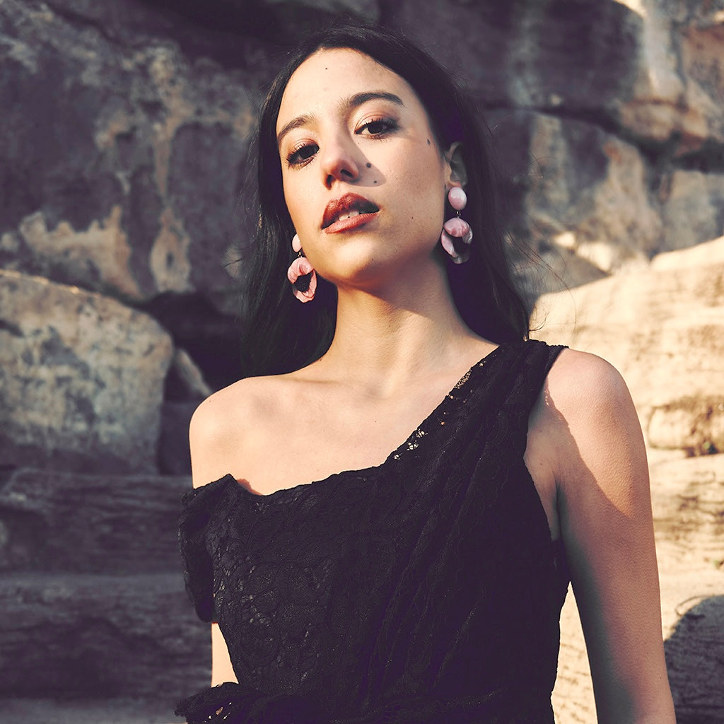 Des bijoux faits main pour sublimer un shooting mode avec la styliste Ferroudja