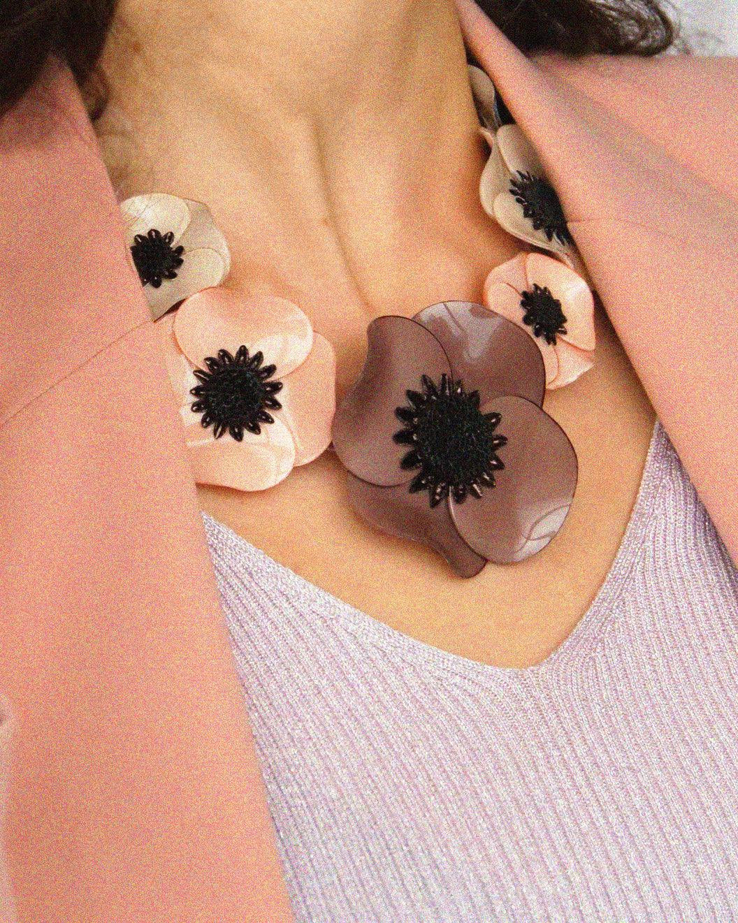 collier anémone violette, fleur qui rappelle le coquelicot