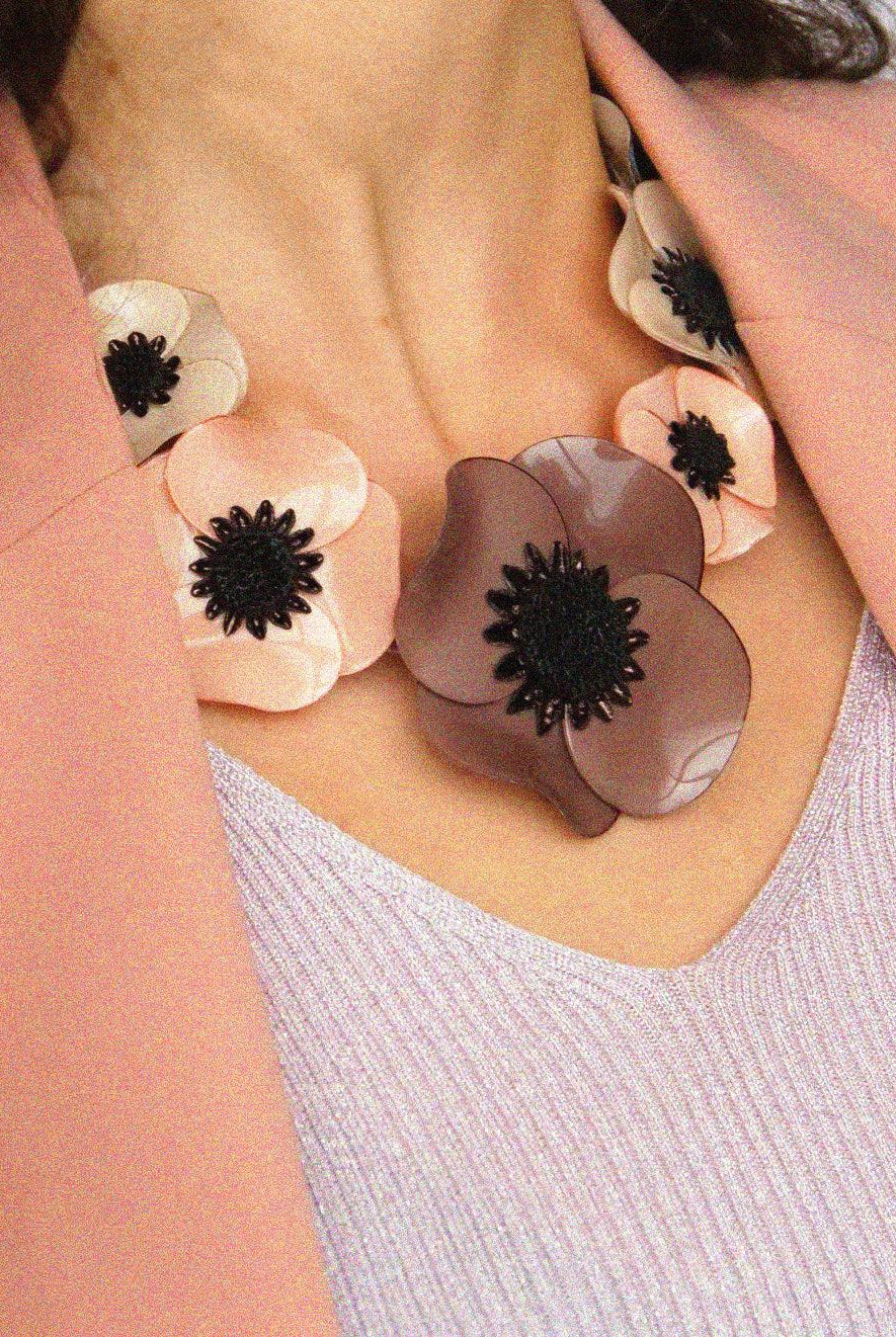 collier anémone violette, fleur qui rappelle le coquelicot