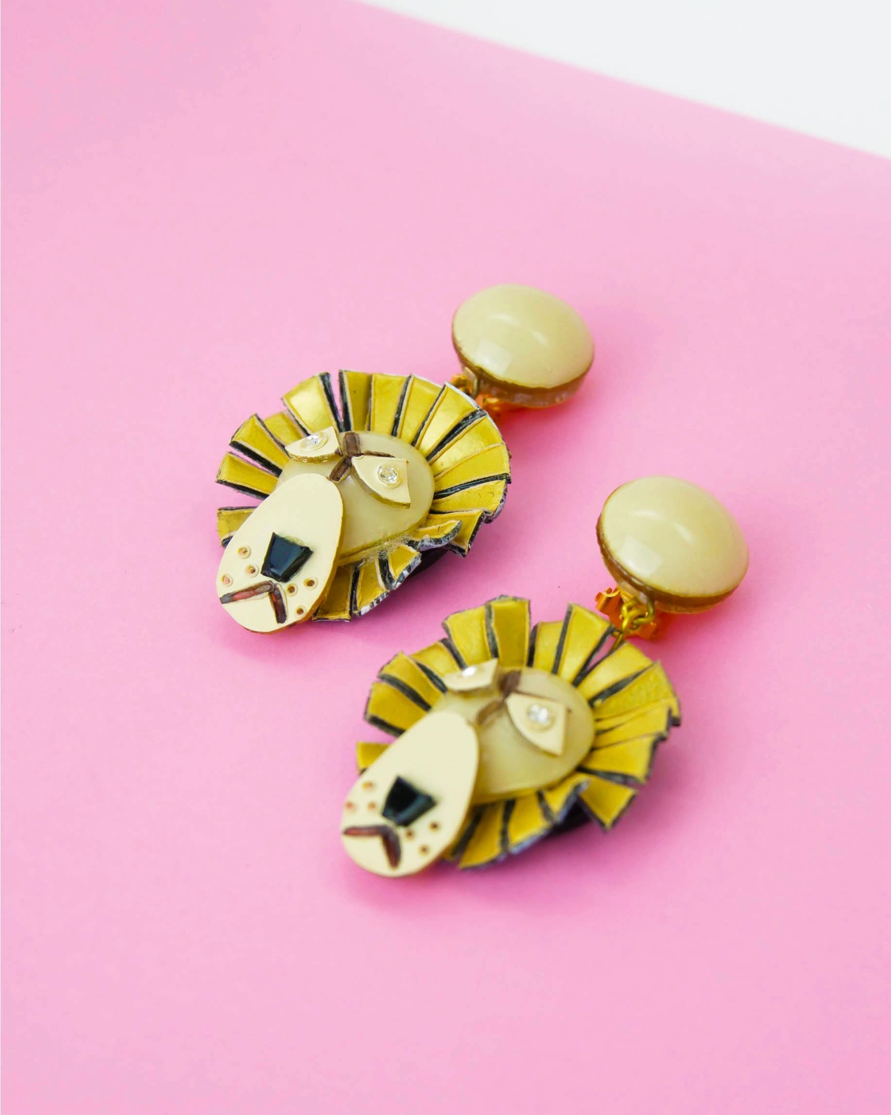 Nos boucles d'oreilles Barnum lion Ciléa Paris représentent deux têtes du roi de la savane en jaune.