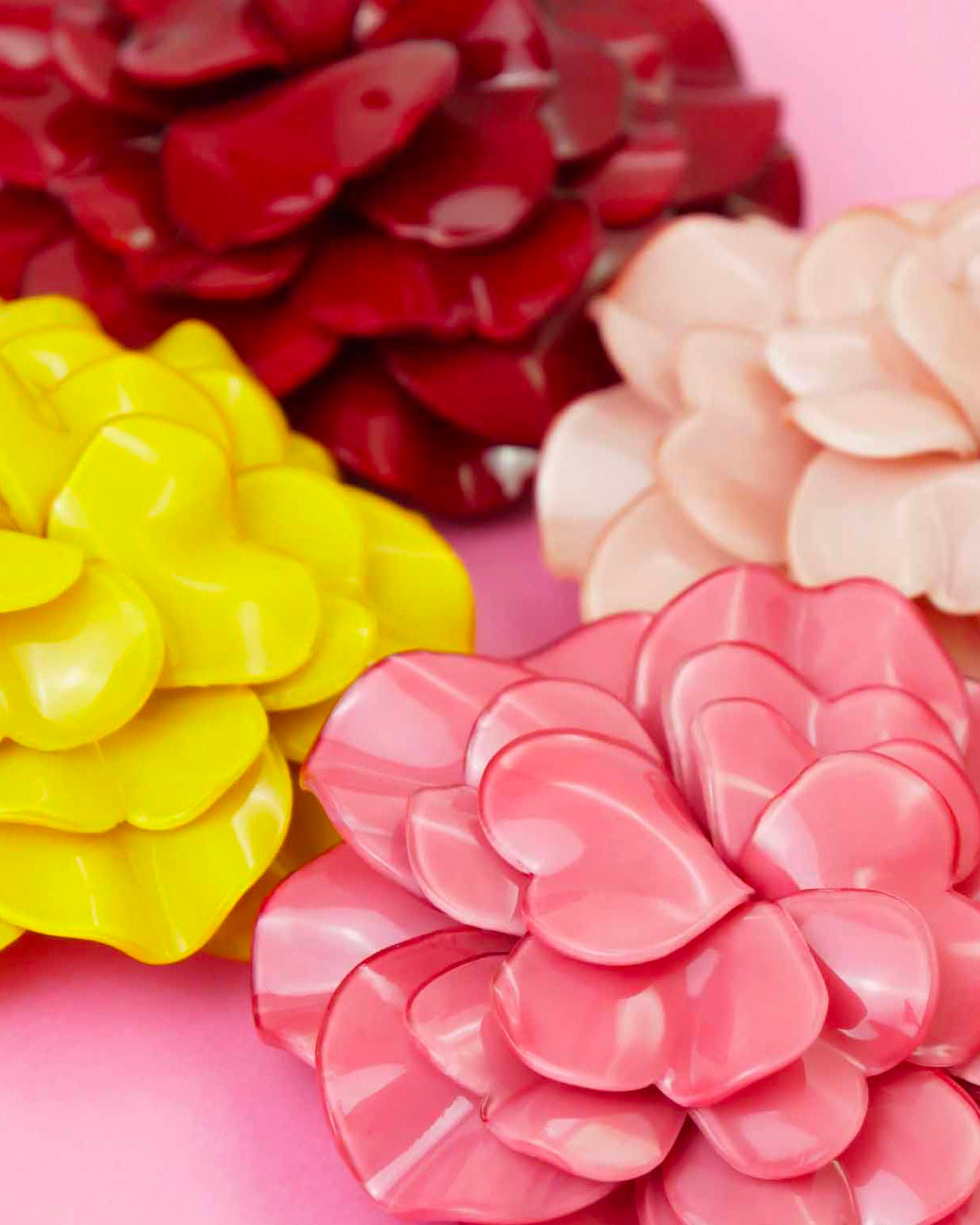 4 broches fleurs de mariage colorées