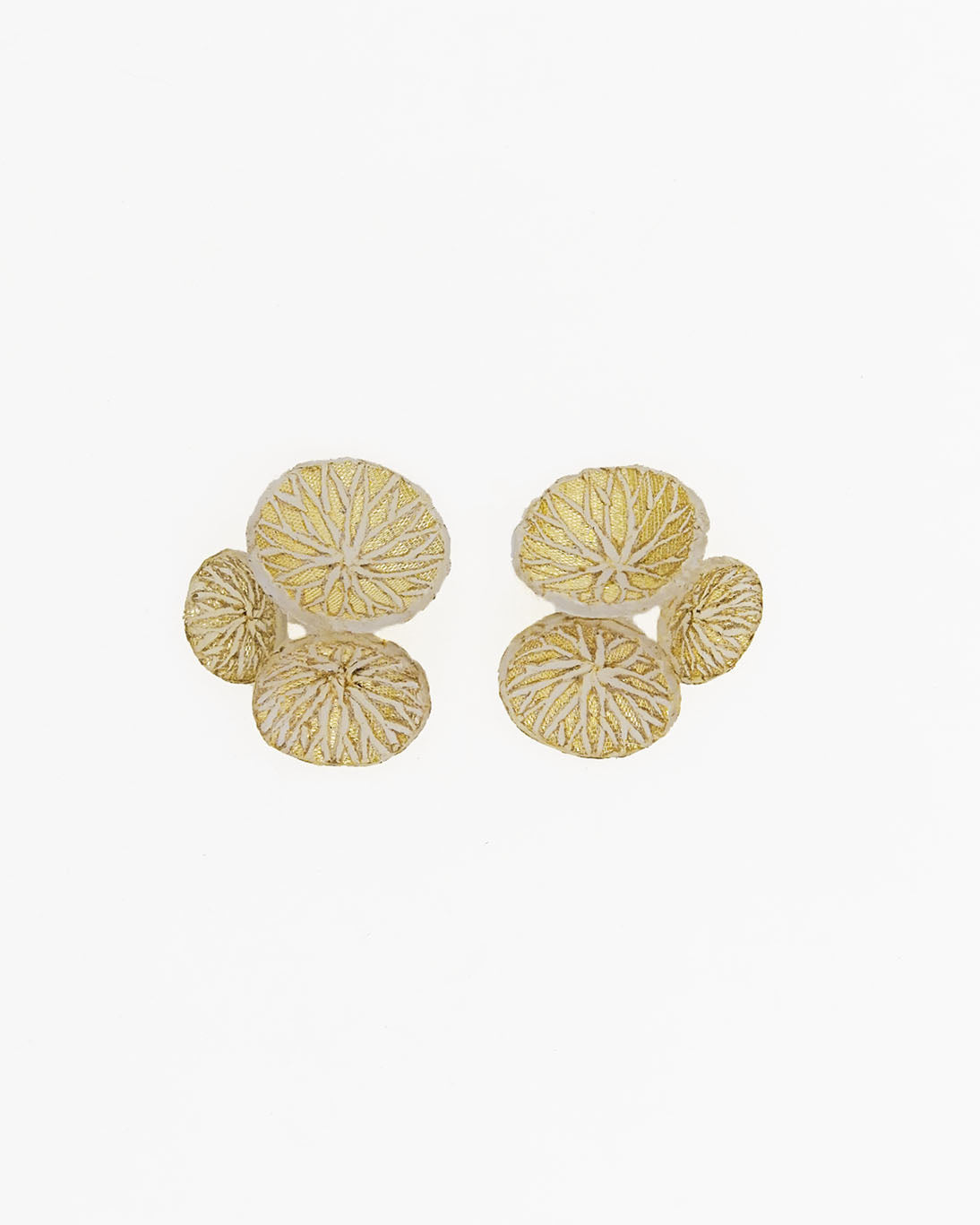 Accessoire d'oreille fuji grand modèle beige détails graphique