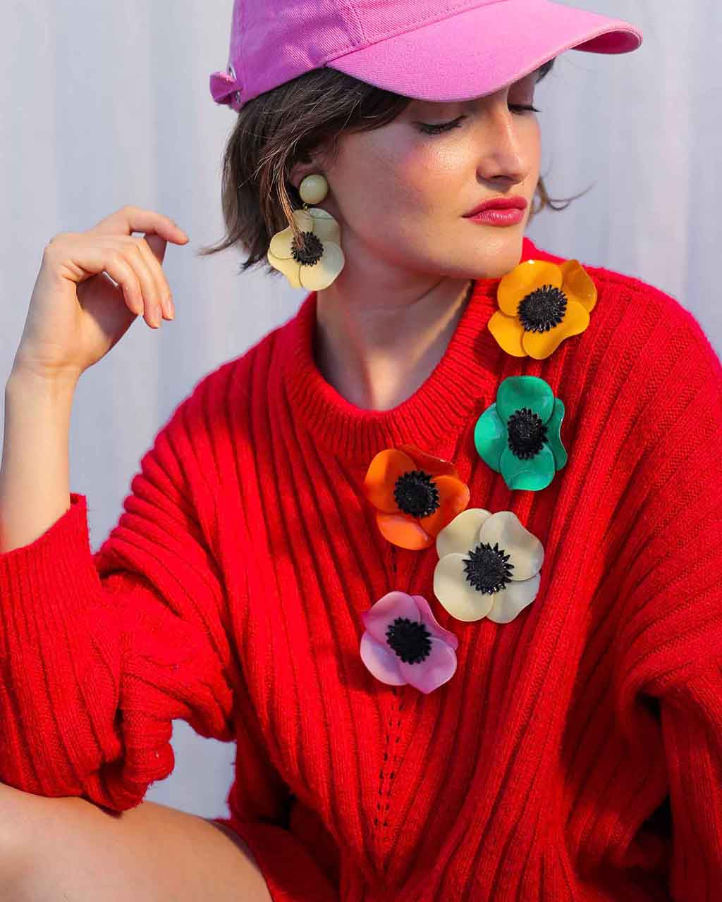 all-groups Femme portant des broches en fleurs multicolores