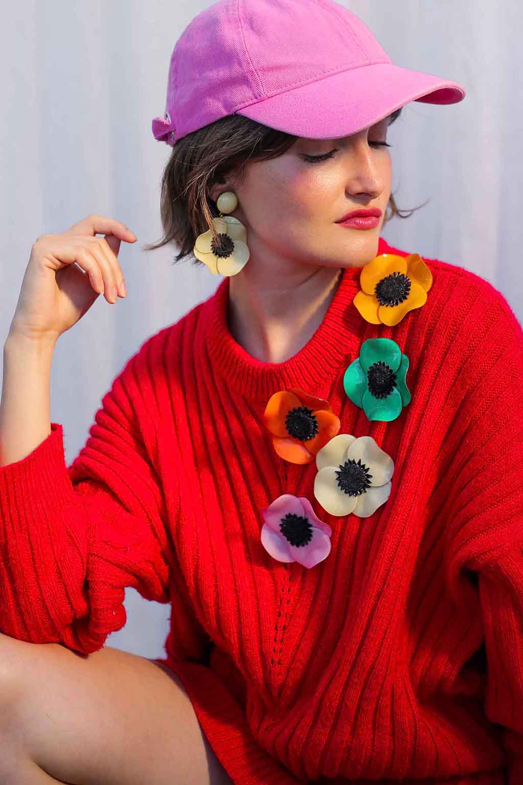 all-groups Femme portant des broches en fleurs multicolores