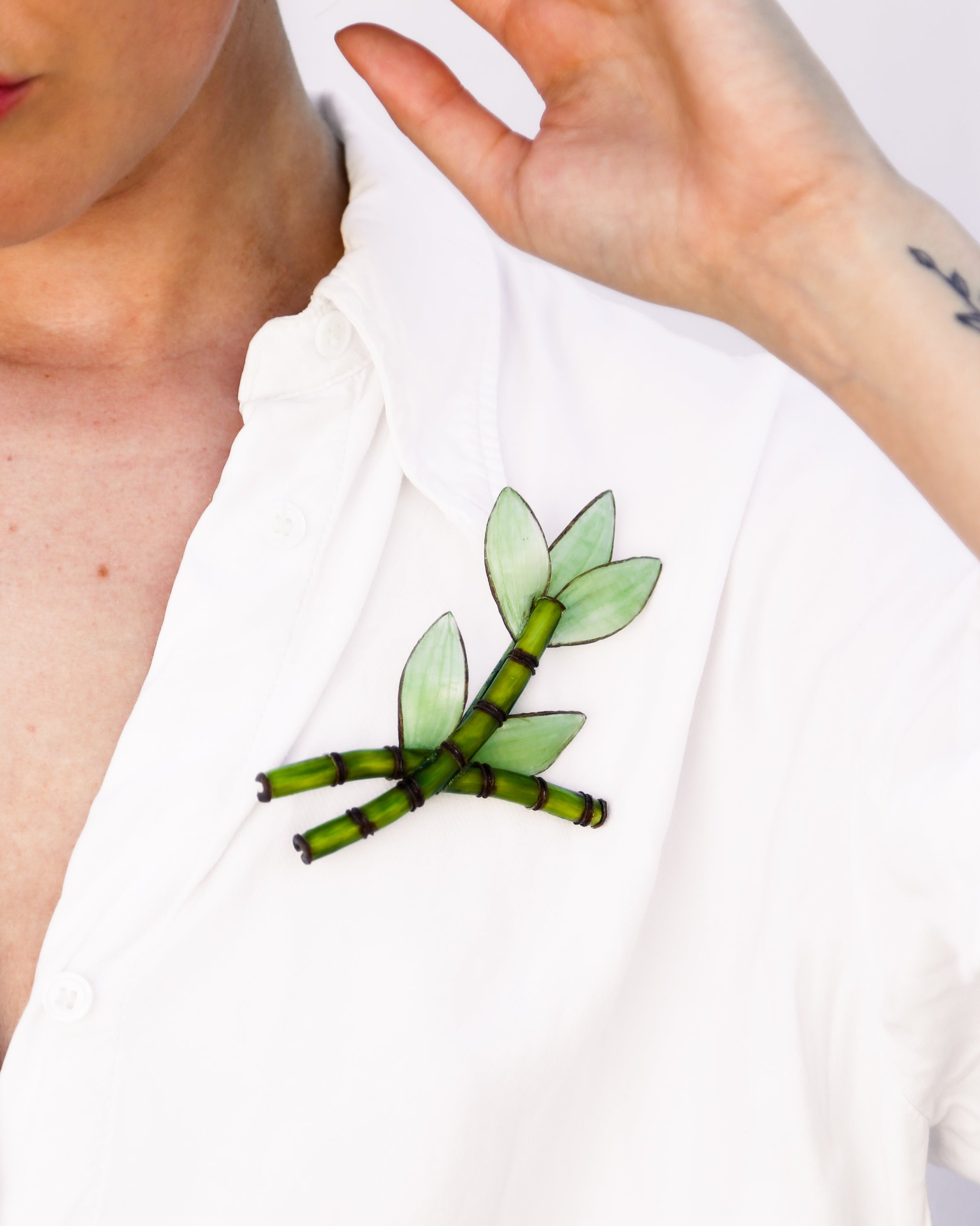 broche femme en forme de bambou nature vert
