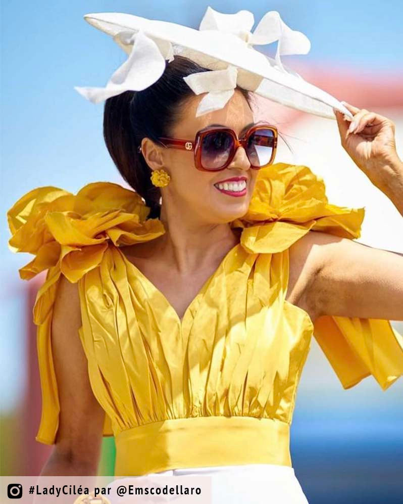 femme avec robe et boucles d'oreilles
fantaisie jaune