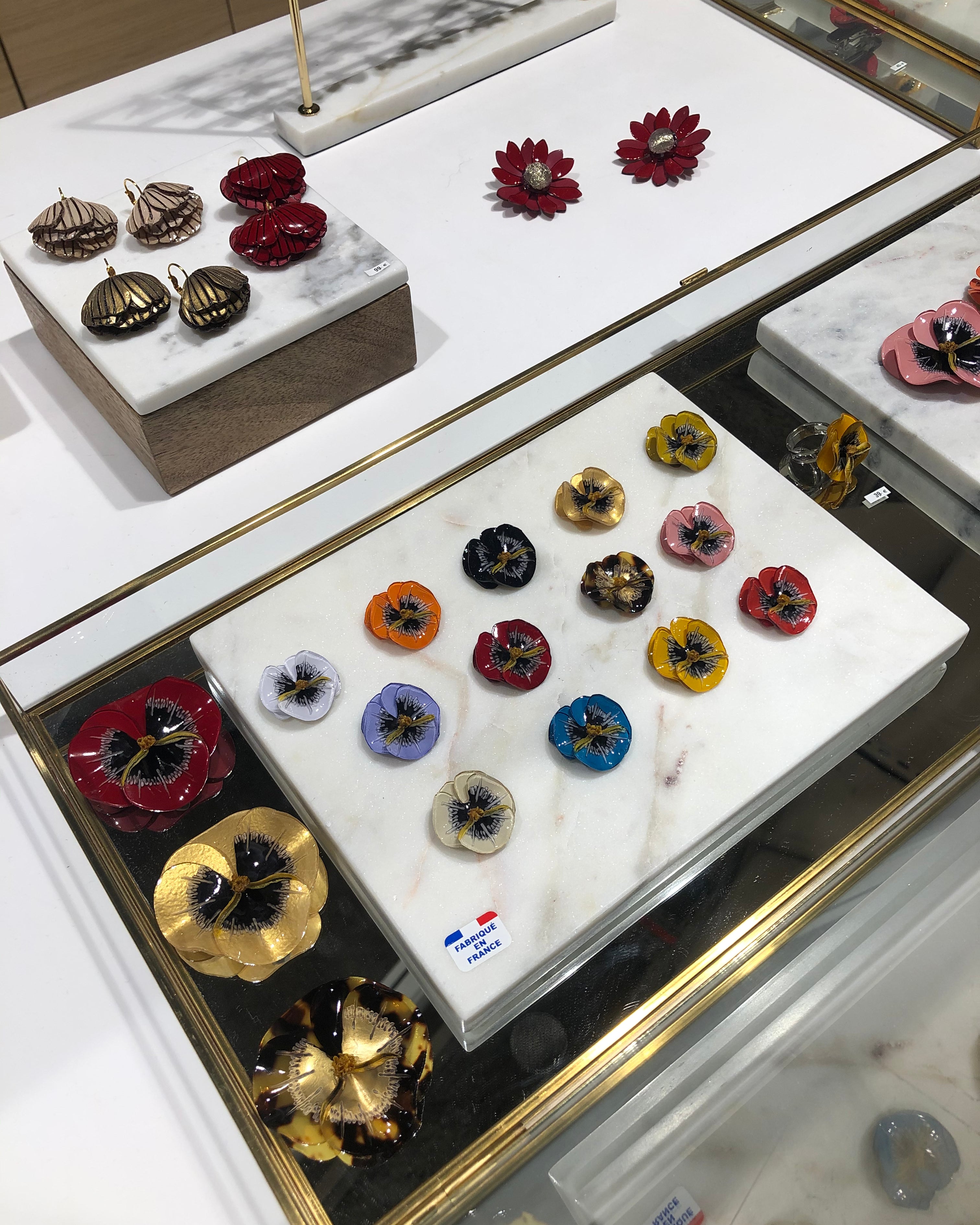 Mise en avant des fleurs Pensée lors d'un événement pour vous présenter nos bijoux fleuris Ciléa Paris.