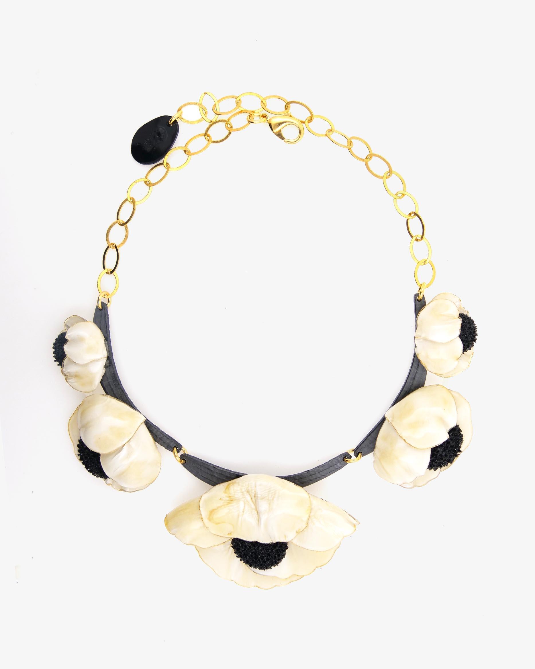 Collier fantaisie multicolore avec fleurs de couleur ivoire