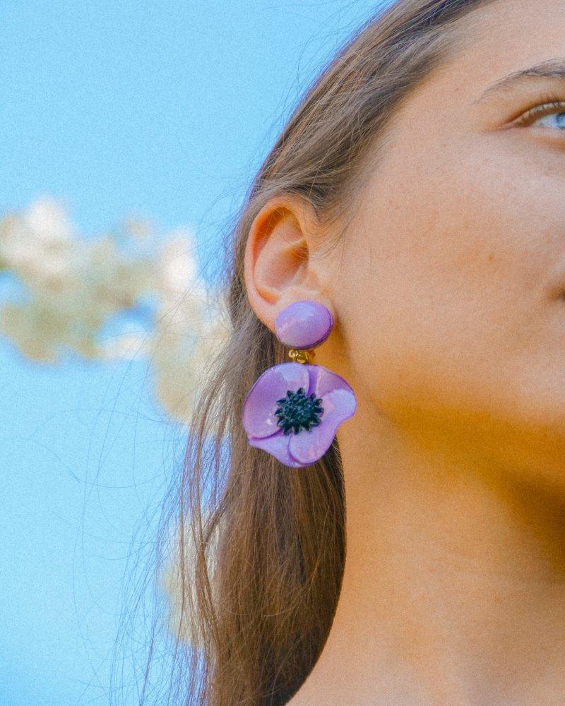 all-groups Boucles d’oreilles fantaisie longues violettes portées