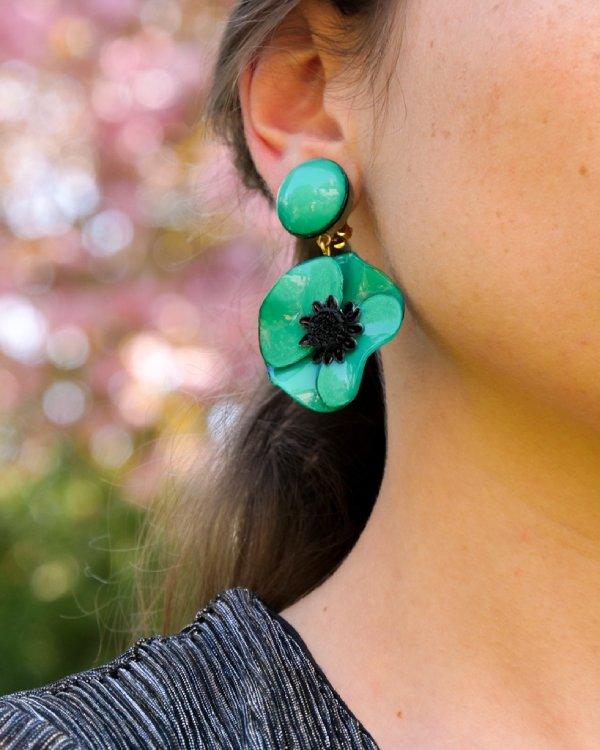 all-groups Femme portant des boucles d'oreilles fantaisie longues vertes