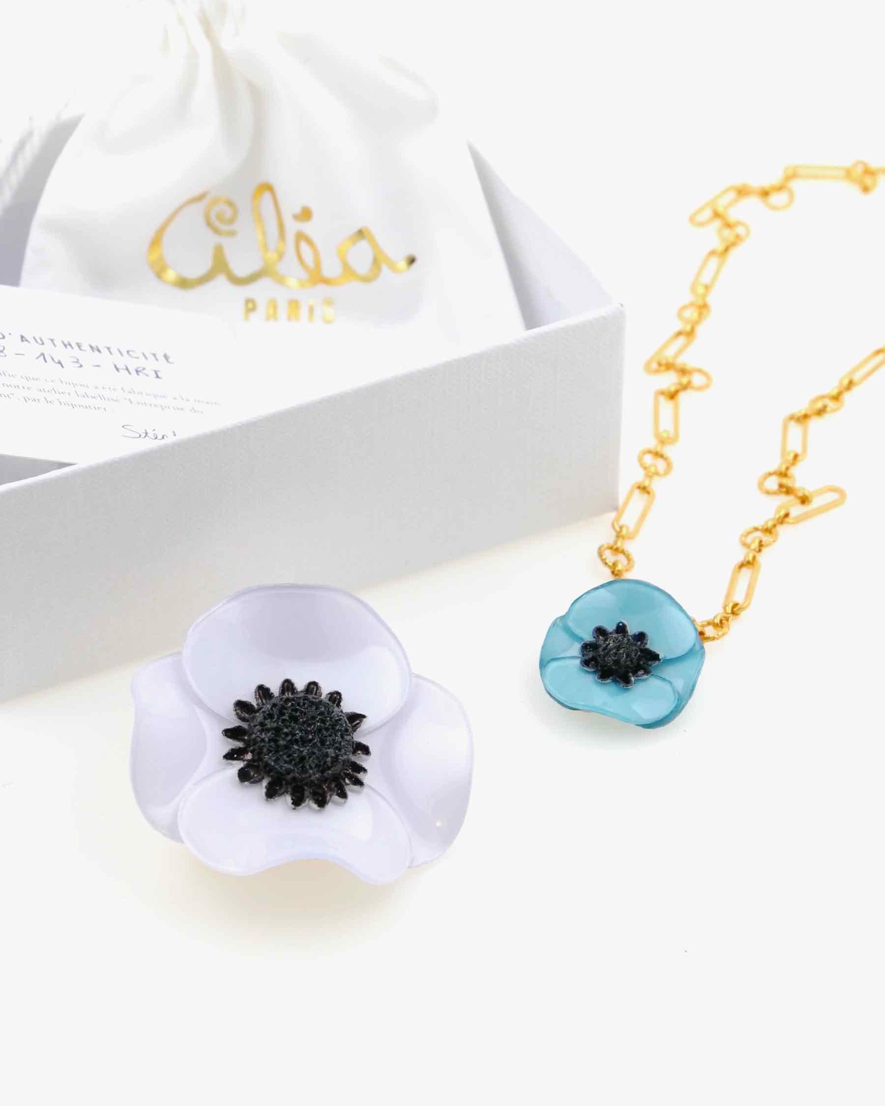 cadeau anniversaire femme avec petit pendentif et grande broche