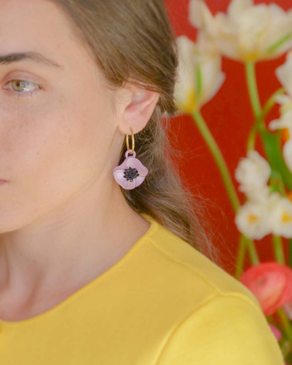 all-groups Femme portant des créoles boucles d'oreilles fleuries violettes