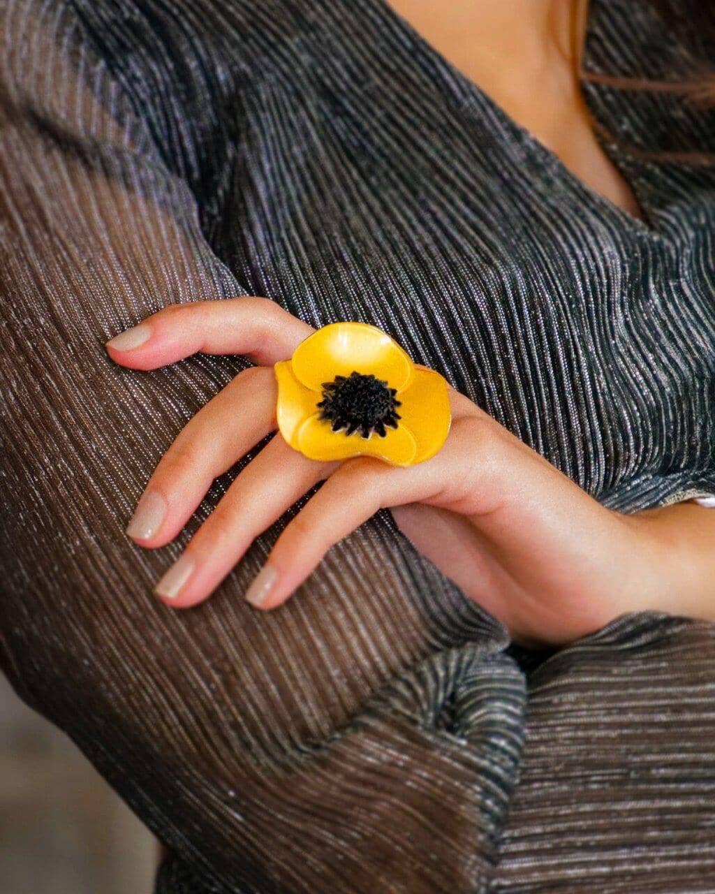 all-groups Femme portant une grande bague tendance jaune