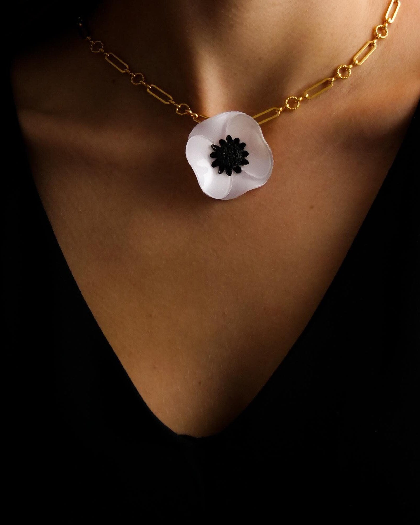 petit pendentif fantaisie pour femme de couleur blanc porté