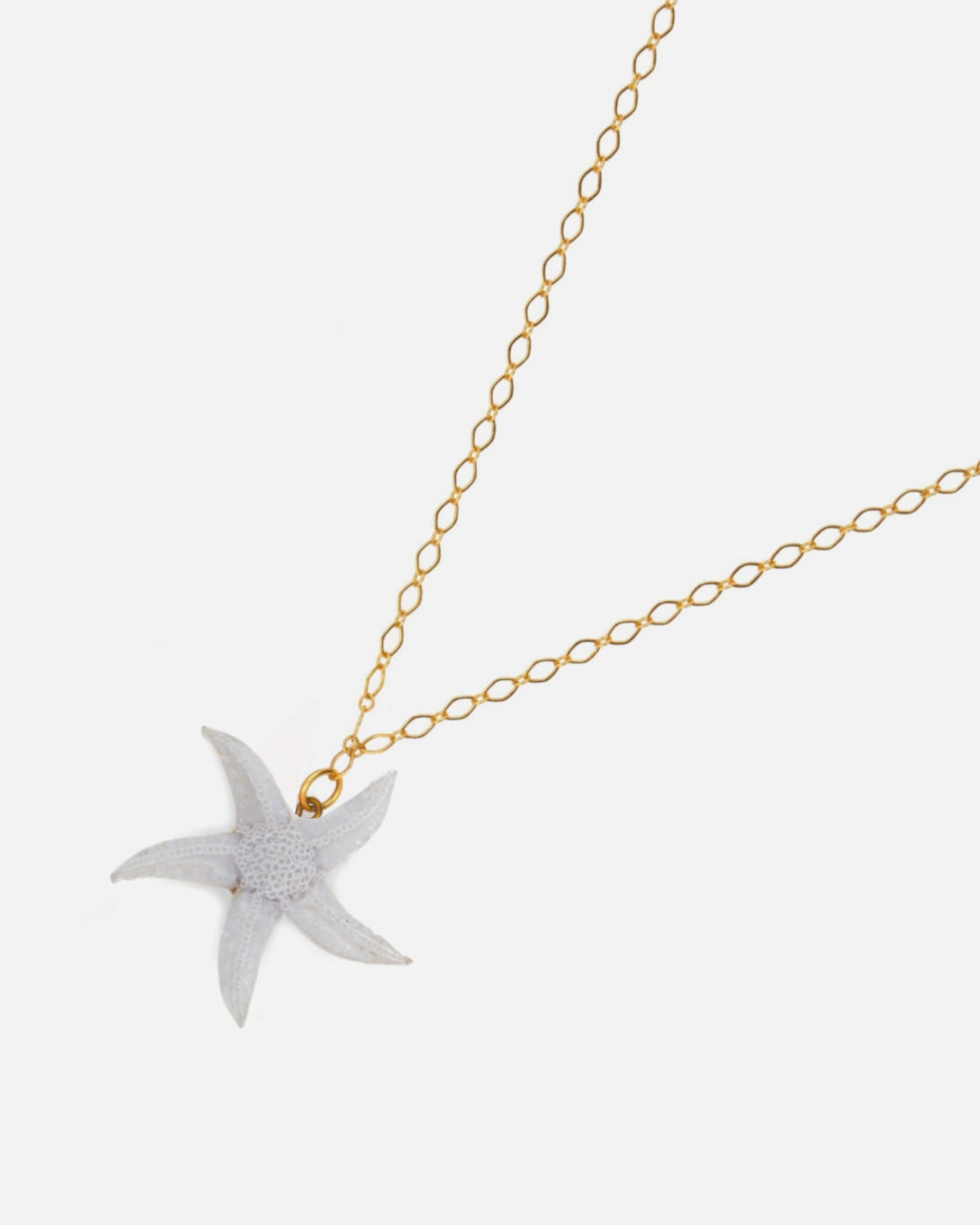 collier artisanal ariel blanc accompagné d'une chaîne dorée