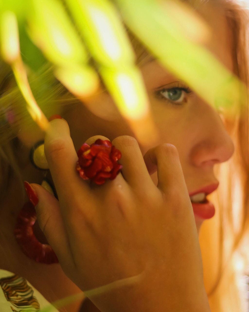 All-groups Femme portant une petite bague fantaisie femme de couleur rouge