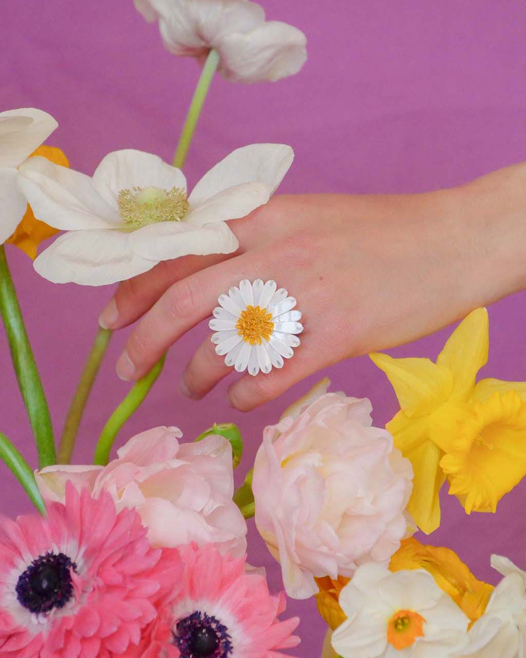 all-groups Main tenant une fleur avec une bague originale femme marguerite