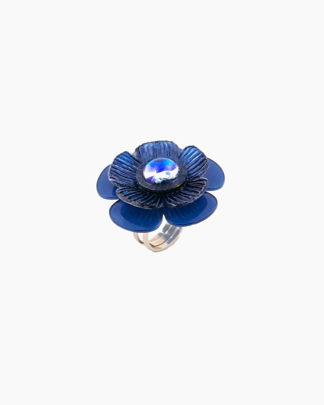 La bague originale femme Mona bleu marine est un hommage aux fonds marins bretons