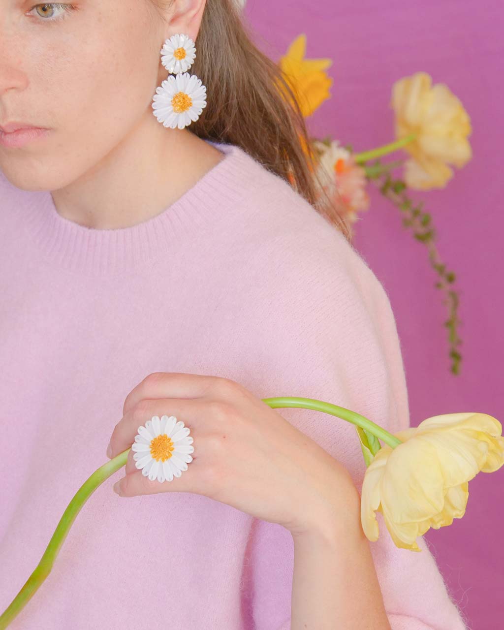 all-groups Bague pour femme originale portée par une femme tenant une fleur