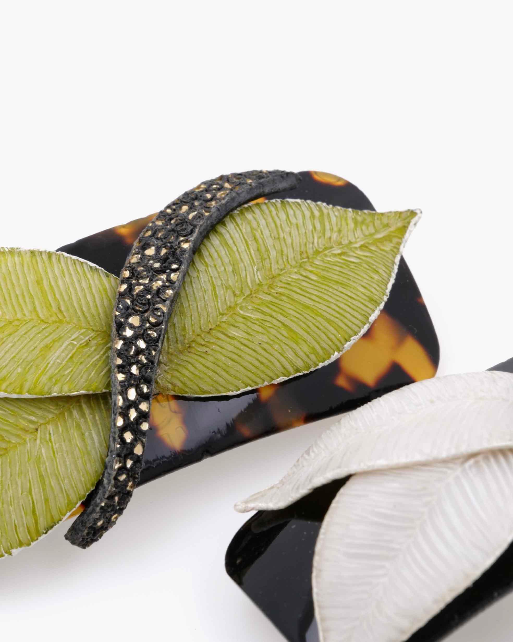 all-groups Focus sur une barrette à cheveux verte