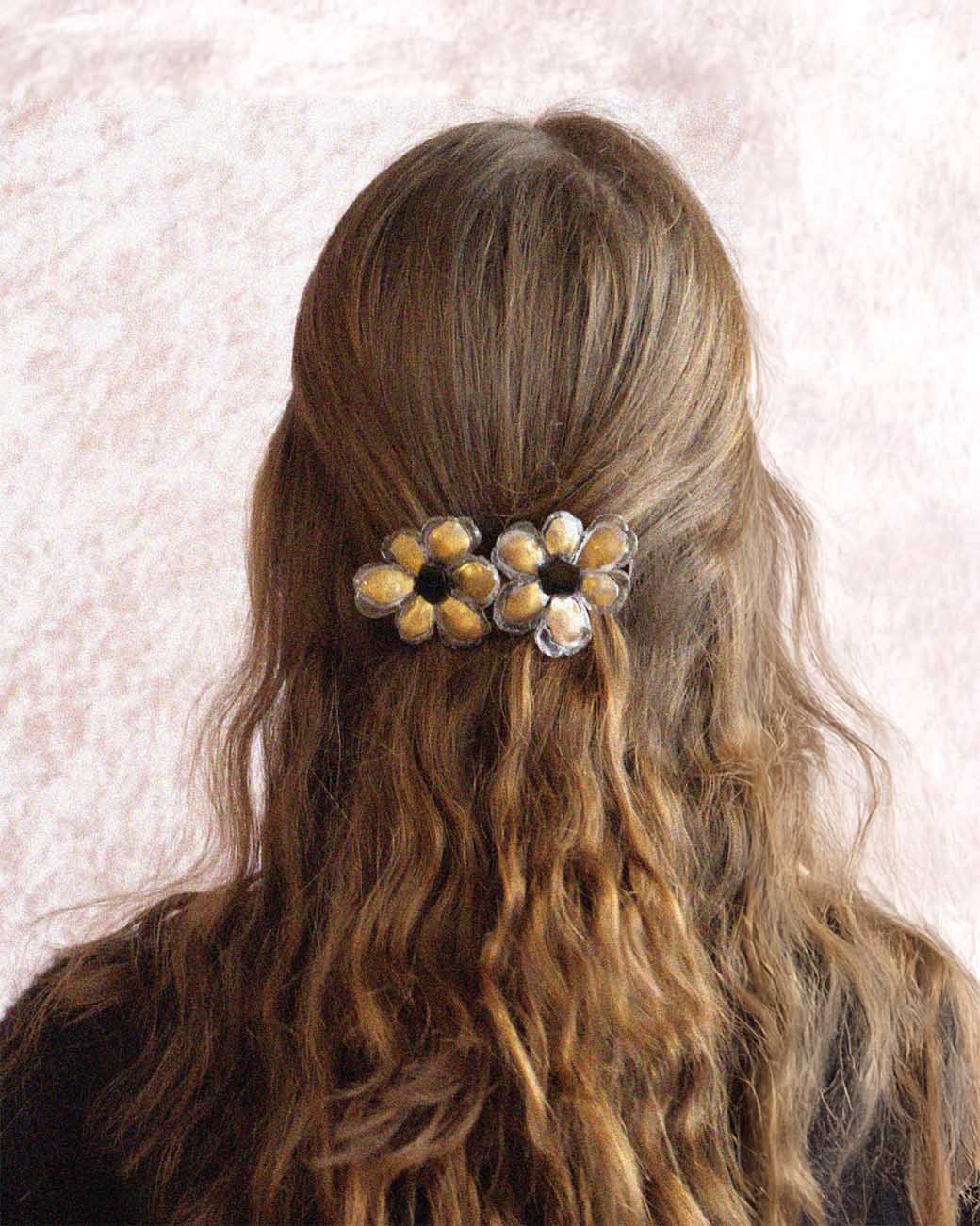 Femme portant une barrette pour les cheveux fleurie
