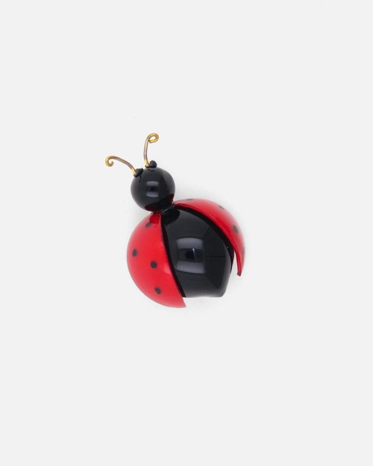 Broche bijou fantaisie coccinelle moyen modèle de couleur rouge et noire