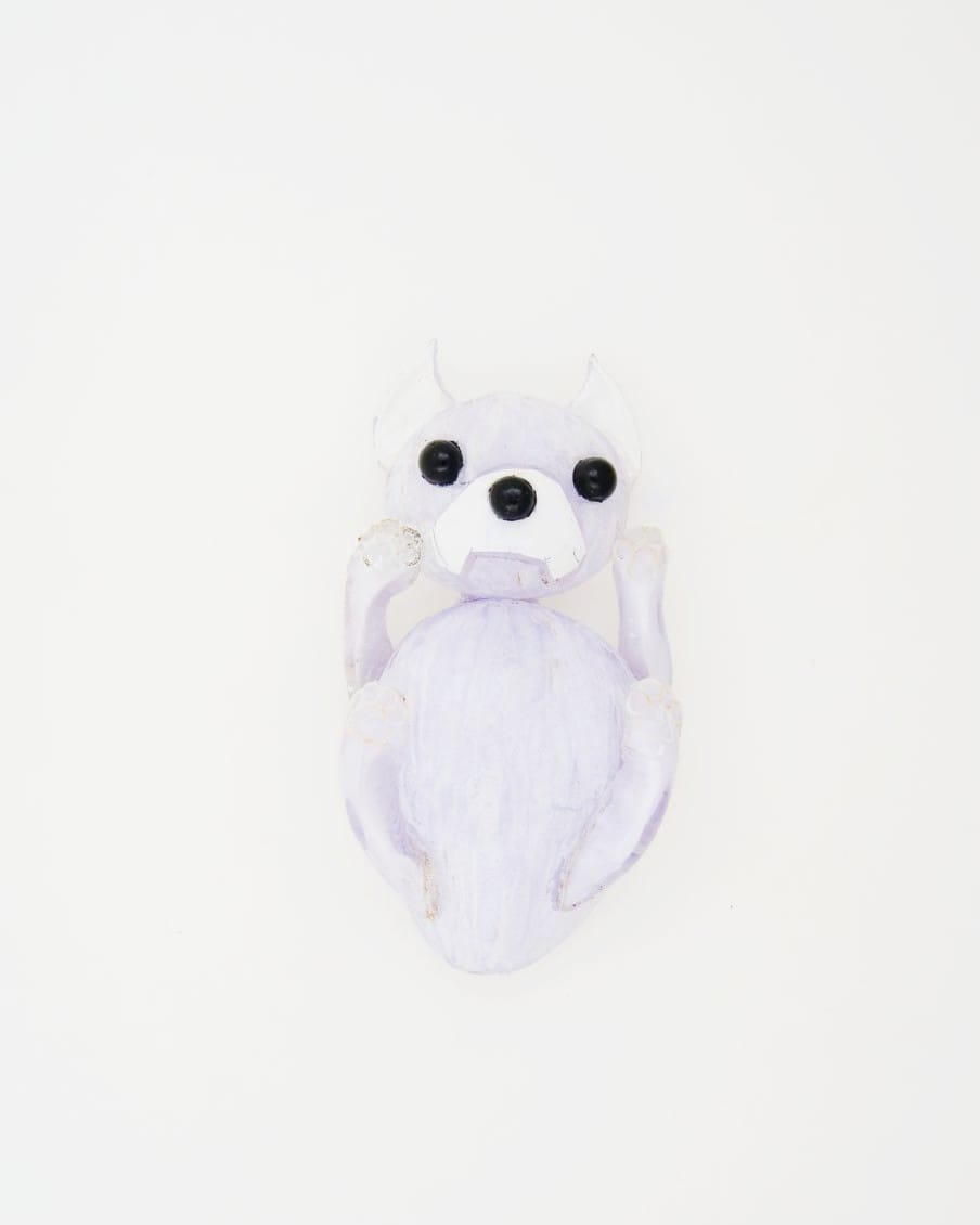 Ce bijou broche Billie représente un chien malicieux blanc nous rappelant le meilleur ami de l'homme.