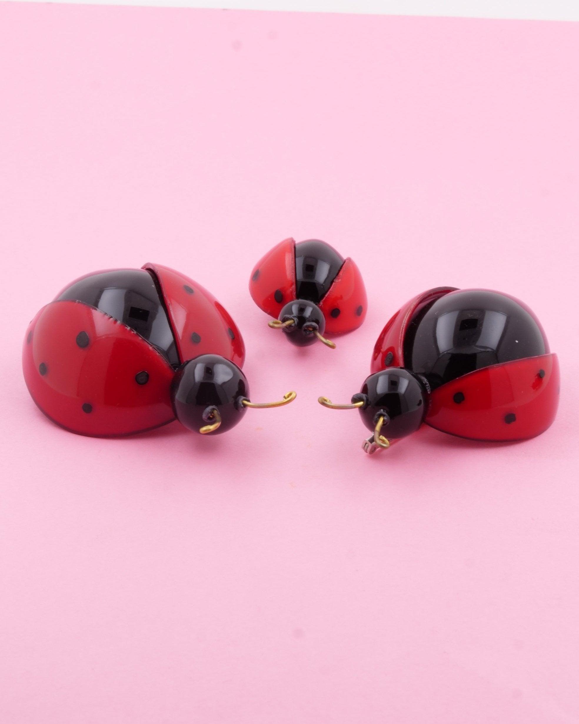 all-groups Broches bijoux fantaisie rouges et noires