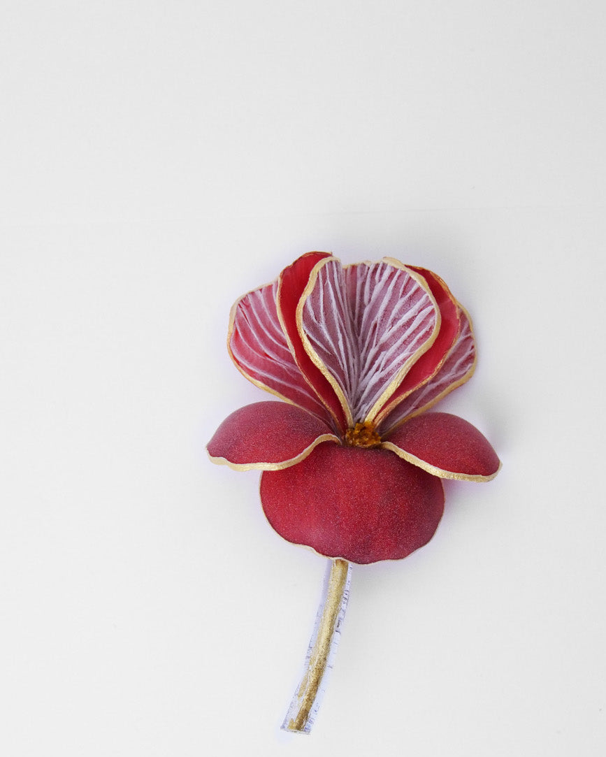 Broche iris de couleur rouge et effet velours