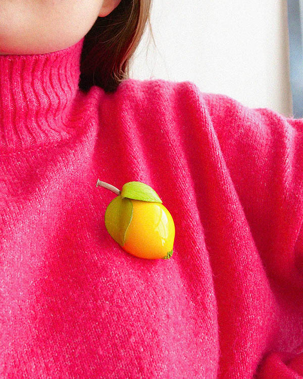 Femme portant une broche bijou fait main citron jaune