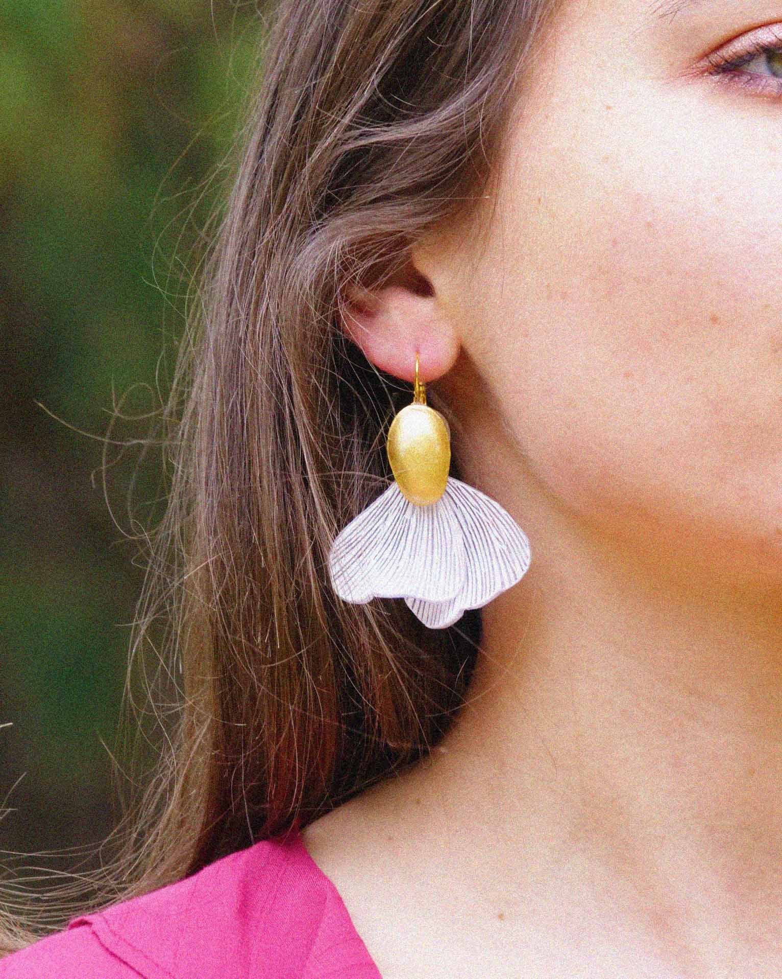 Femme portant un bijou coloré blanc et doré all-groups