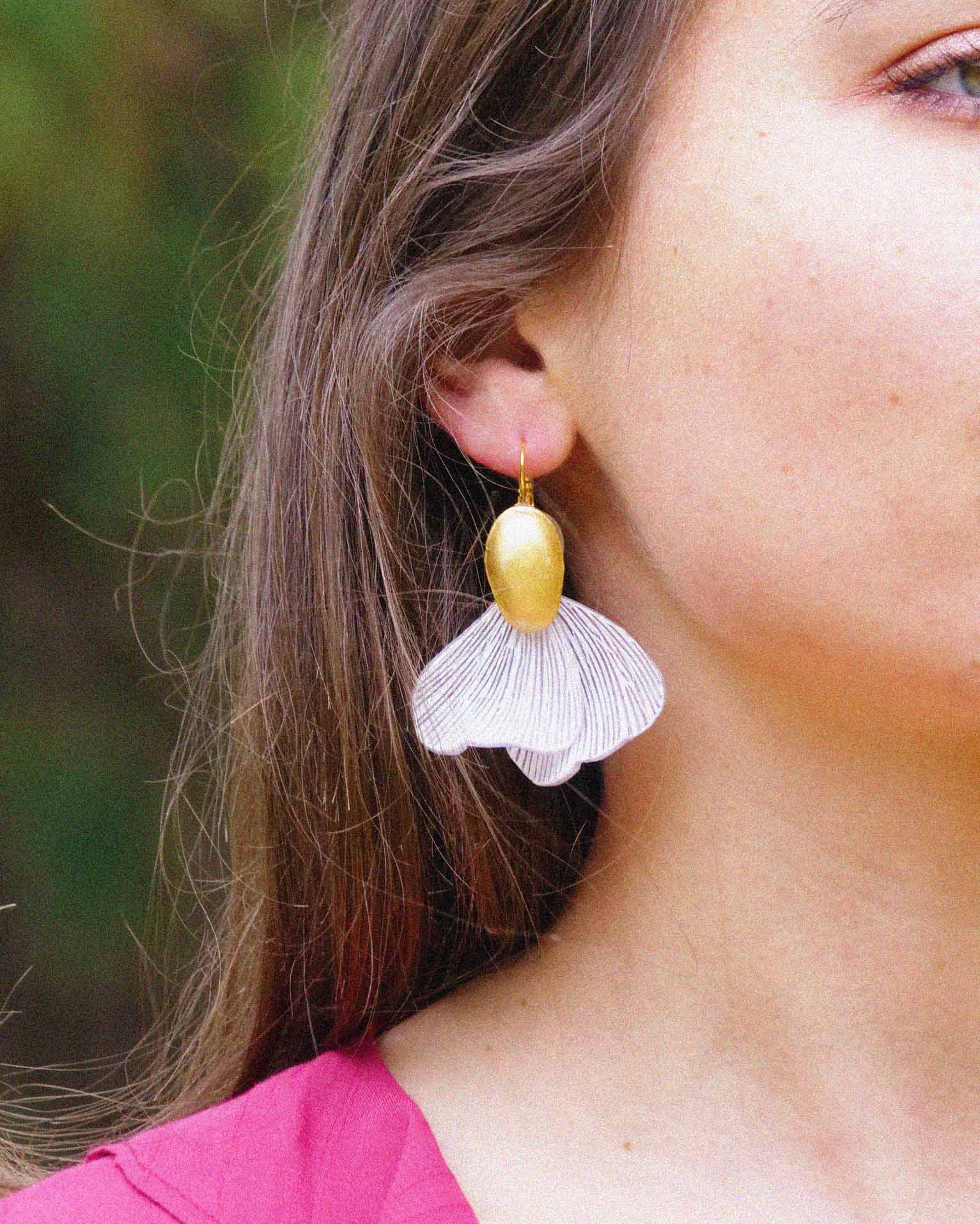 Femme portant un bijou coloré blanc et doré all-groups