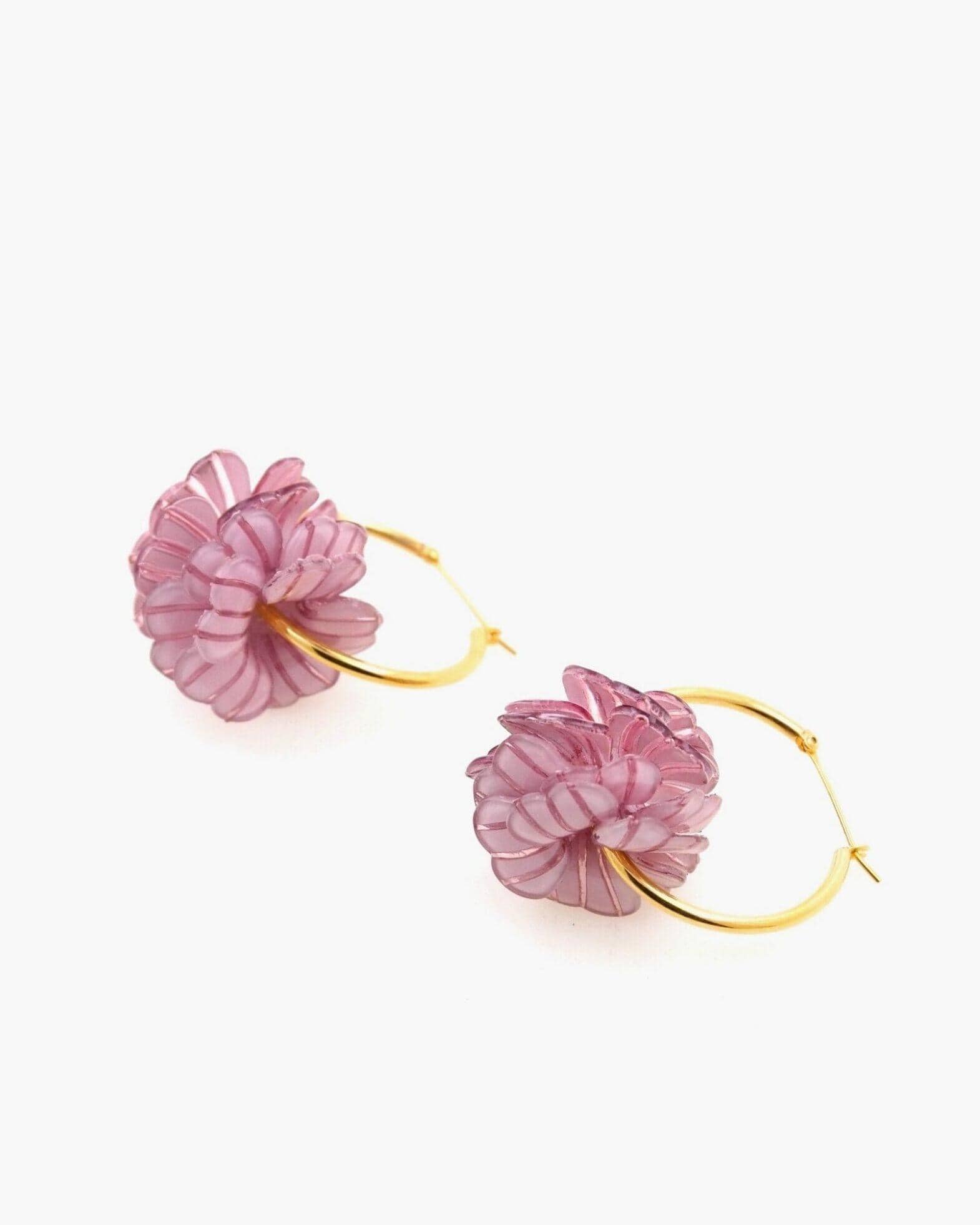 Créoles plaqué or avec fleurs rose pale