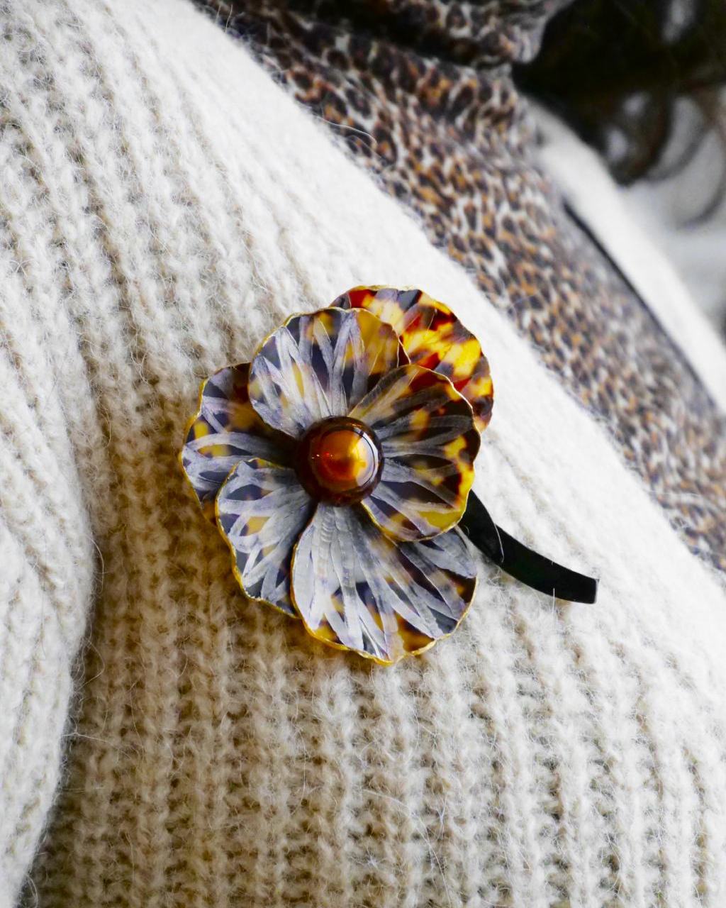 all-groups bijou fantaisie artisanal, notre broche bijou léopard est portée par une femme