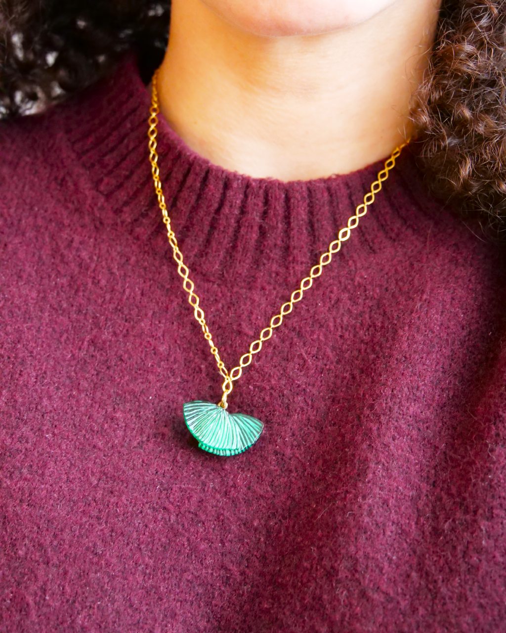 all-groups bijou fantaisie de qualité ebisu vert, pendentif porté par une femme