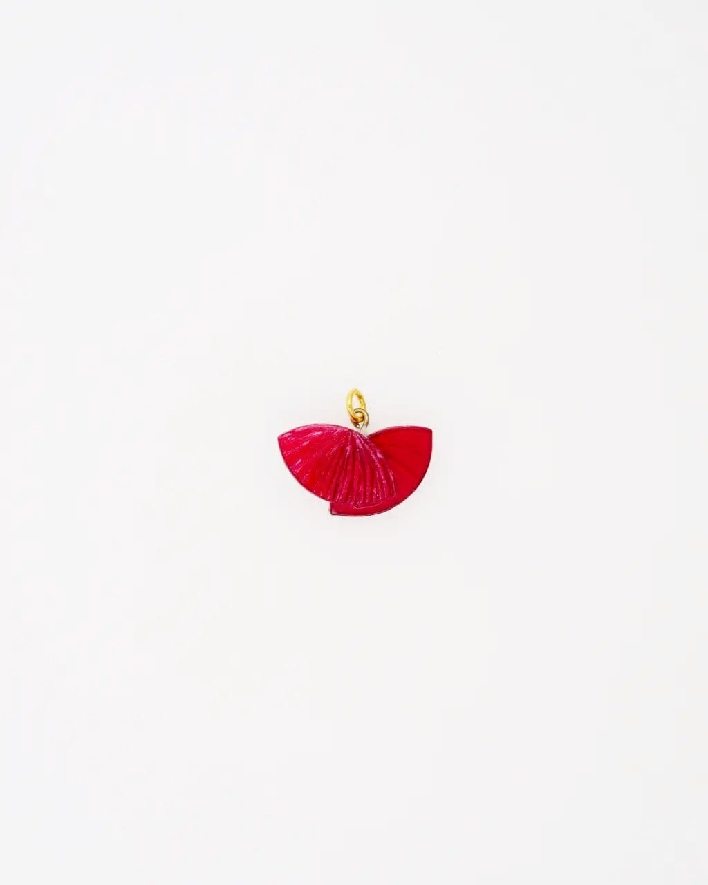 Le rouge de ce bijou fantaisie de qualité représente l'amour, porter ce pendentif Ebisu pour partager cet amour.