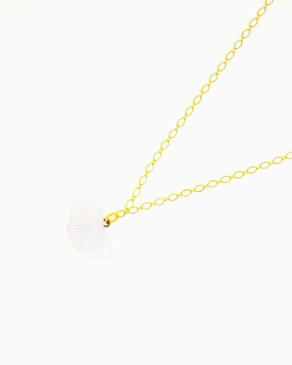 all-groups ce joli pendentif blanc ebisu est un bijou fantaisie de qualité