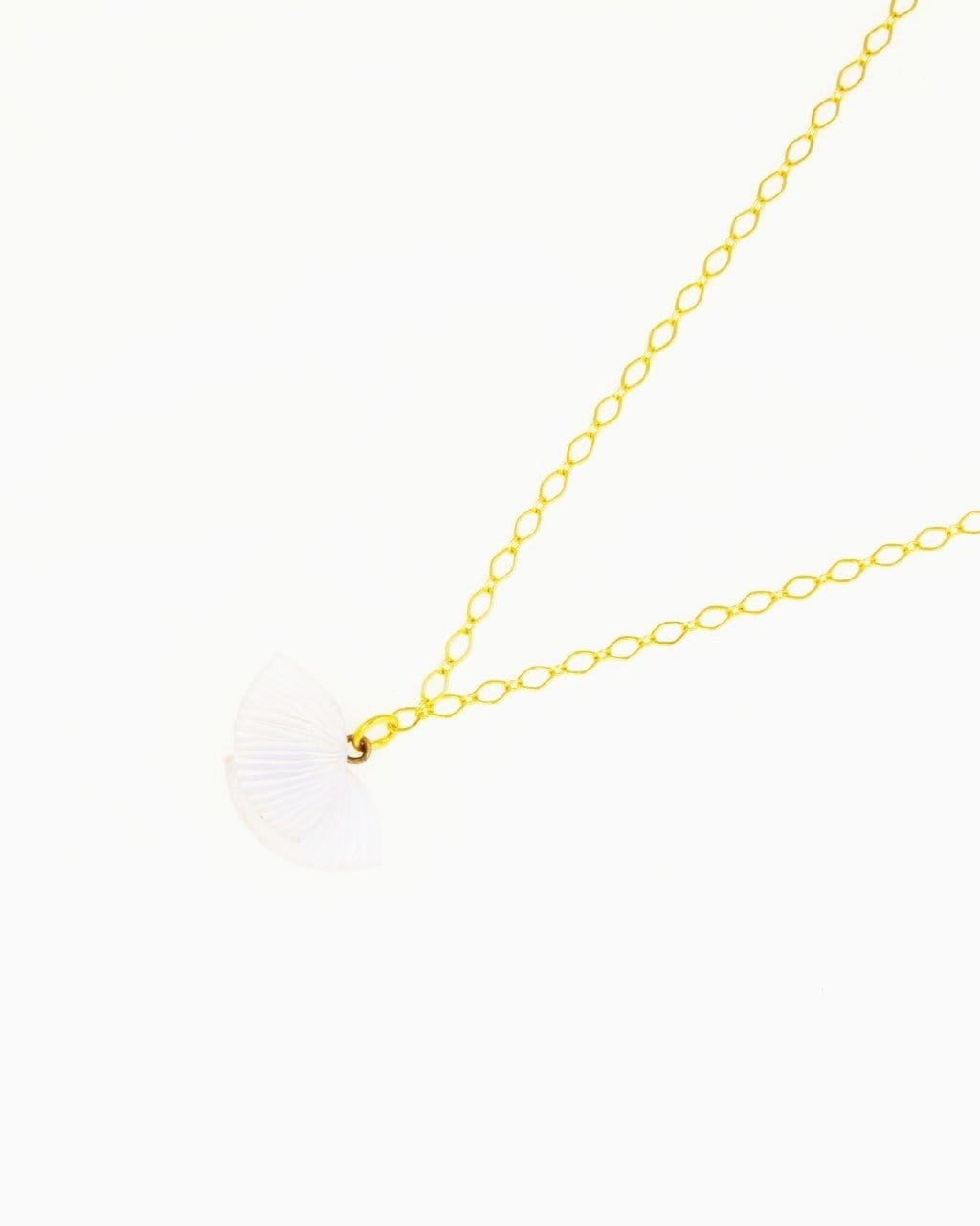 all-groups ce joli pendentif blanc ebisu est un bijou fantaisie de qualité