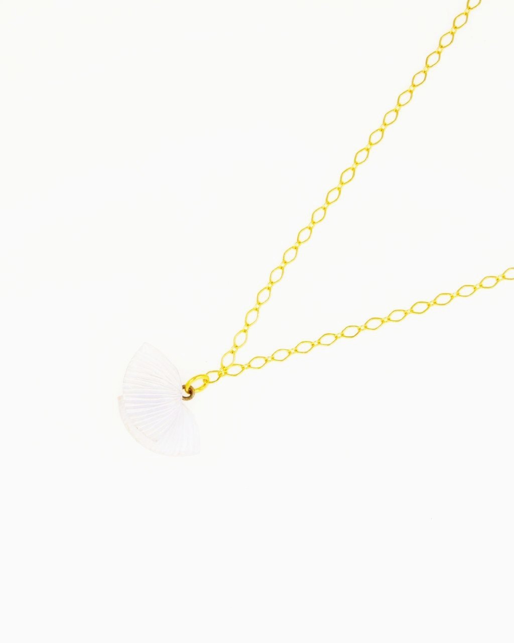 all-groups ce joli pendentif blanc ebisu est un bijou fantaisie de qualité