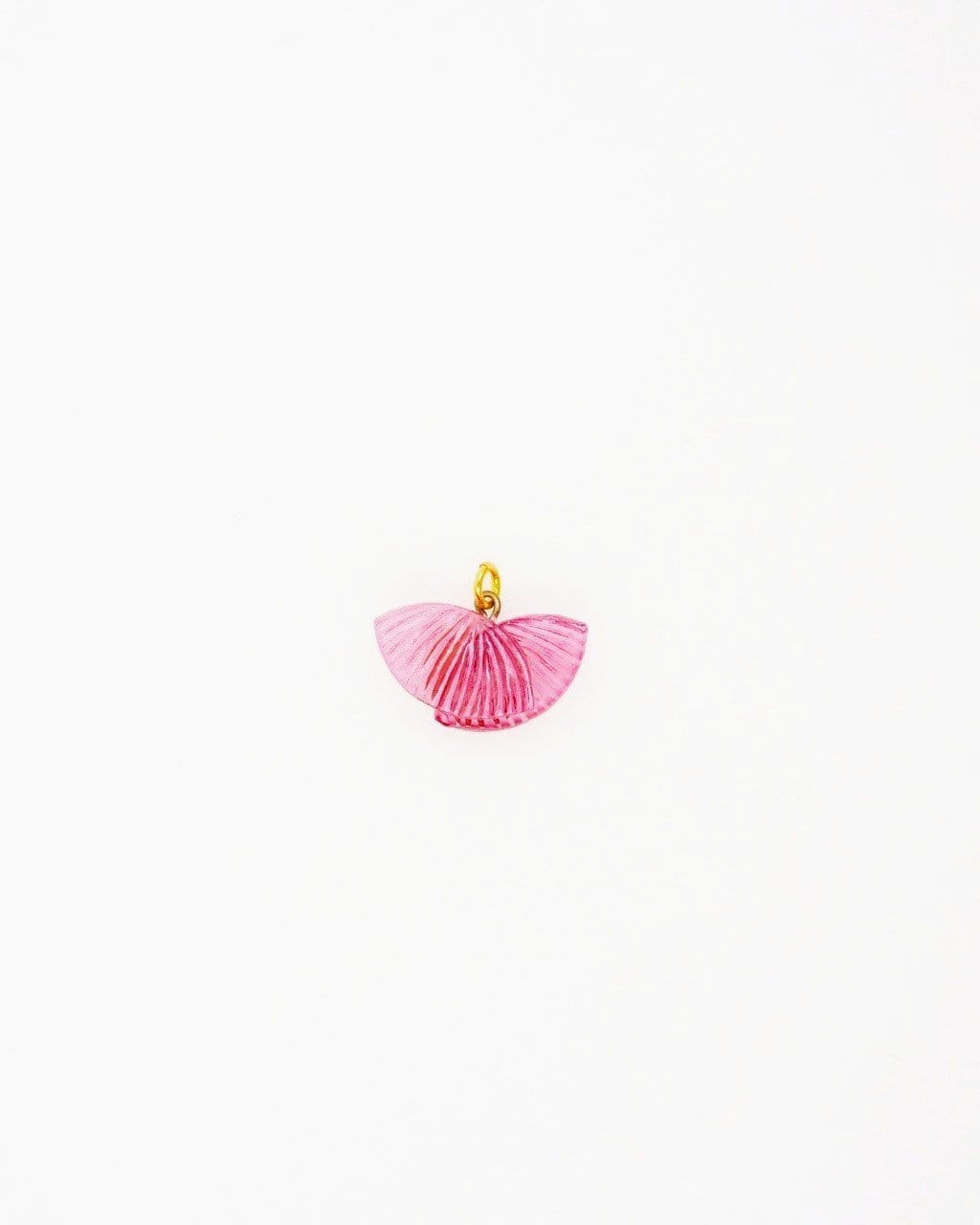 Ciléa Paris vous présente le pendentif rose Ebisu, un bijou fantaisie de qualité conçu dans notre atelier artisanal rennais.
