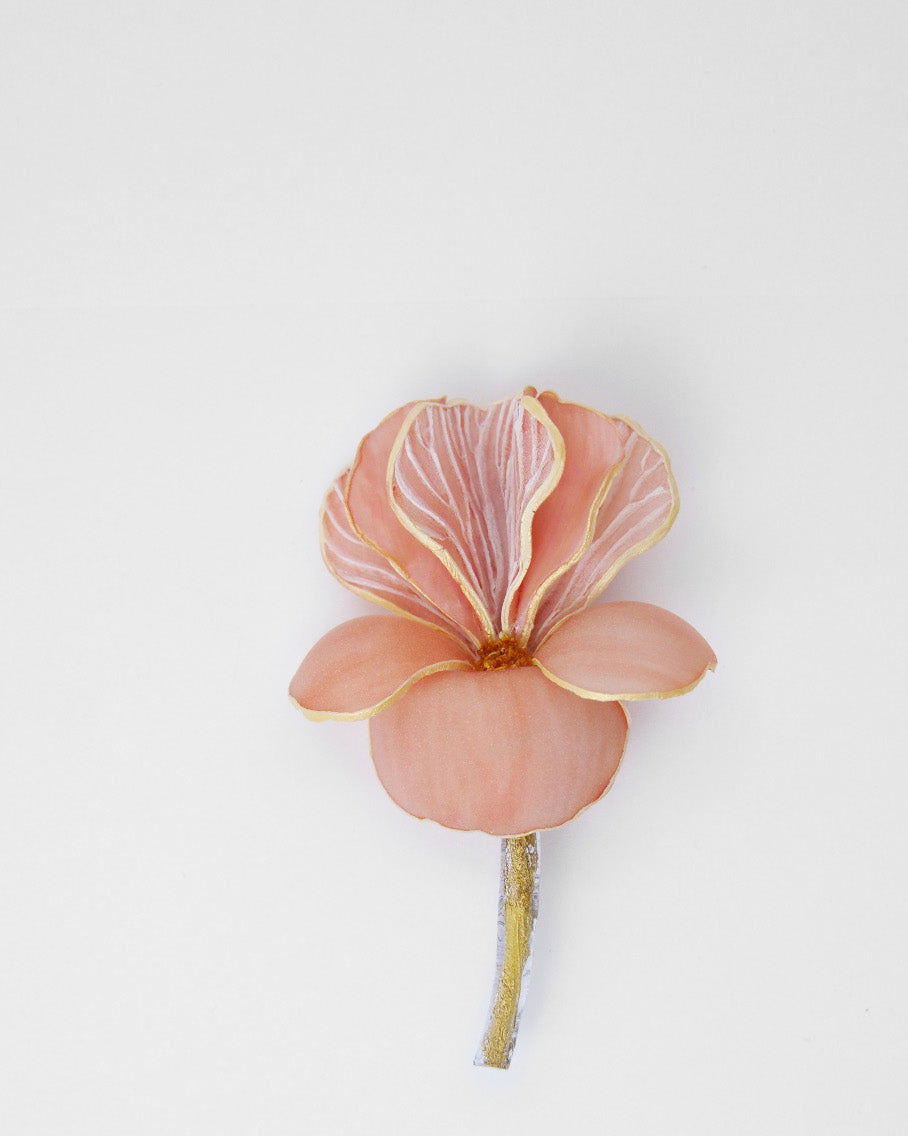 broche couleur corail effet velours sur les pétales de la fleur