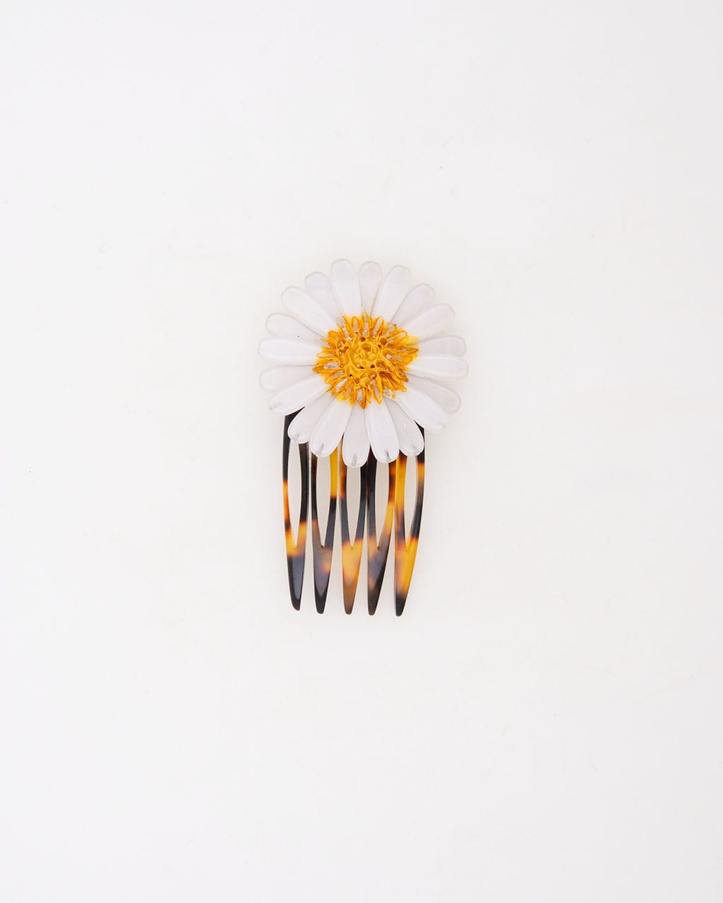 Chaque peigne Daisy grand modèle fait parti de nos bijoux cheveux mariage à porter lors de grands événements.