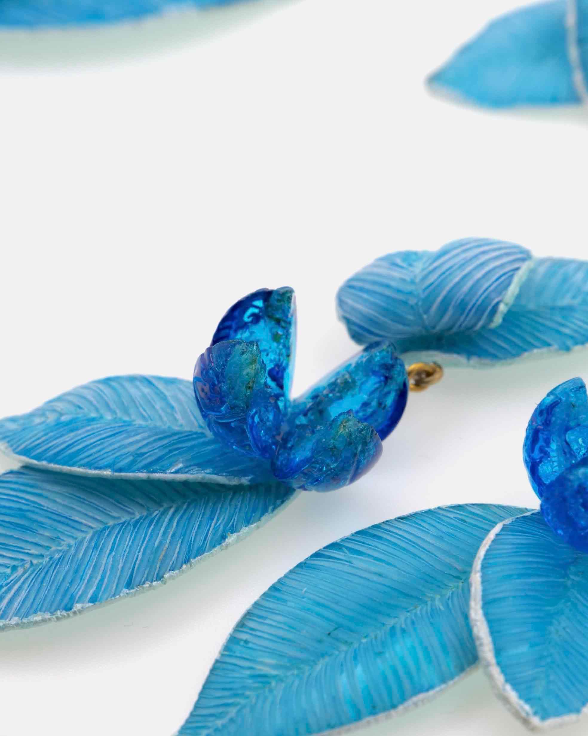 Focus sur les bijoux d'oreille de couleur bleue