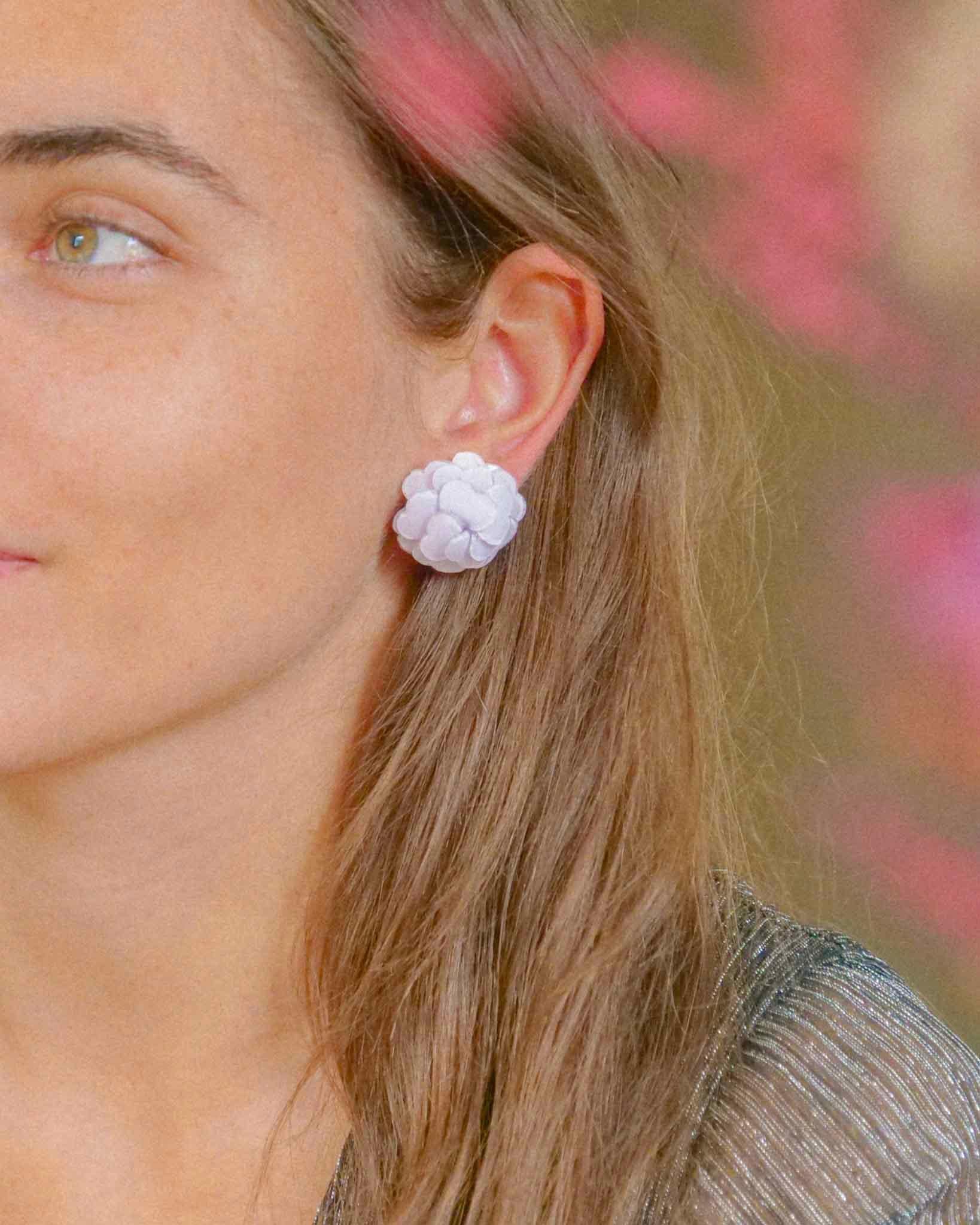 Bijoux d'oreilles fleuris blancs portés all-groups