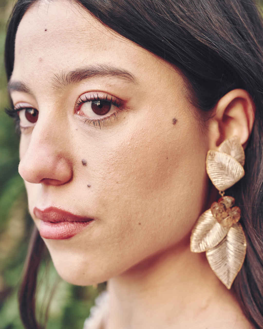 Bijoux faits main portés sur une mannequin