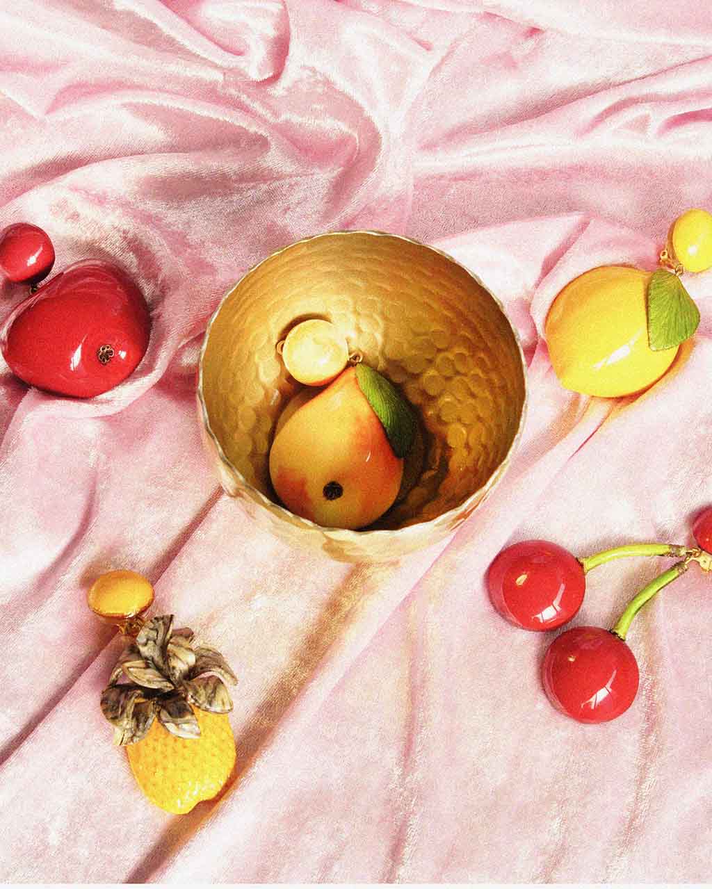 Bol doré rempli de bijoux faits main fruits