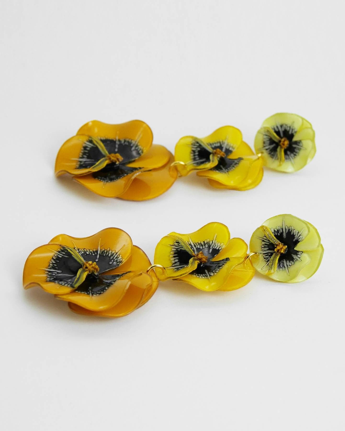 Bijoux femme créateur boucles d'oreilles longues avec fleurs de différentes teintes de jaunes